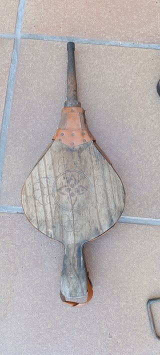 Fuelle, atizador, recogedor, tenazas, cepillo 