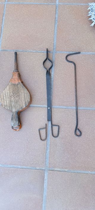 Fuelle, atizador, recogedor, tenazas, cepillo 