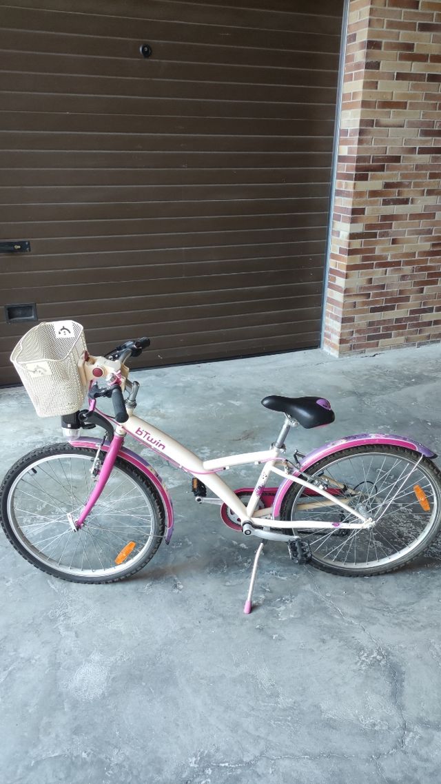 Bicicleta infantil tamaño mediano rosa.