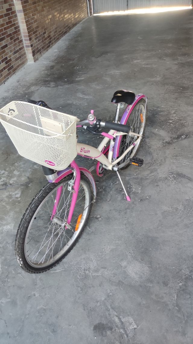 Bicicleta infantil tamaño mediano rosa.