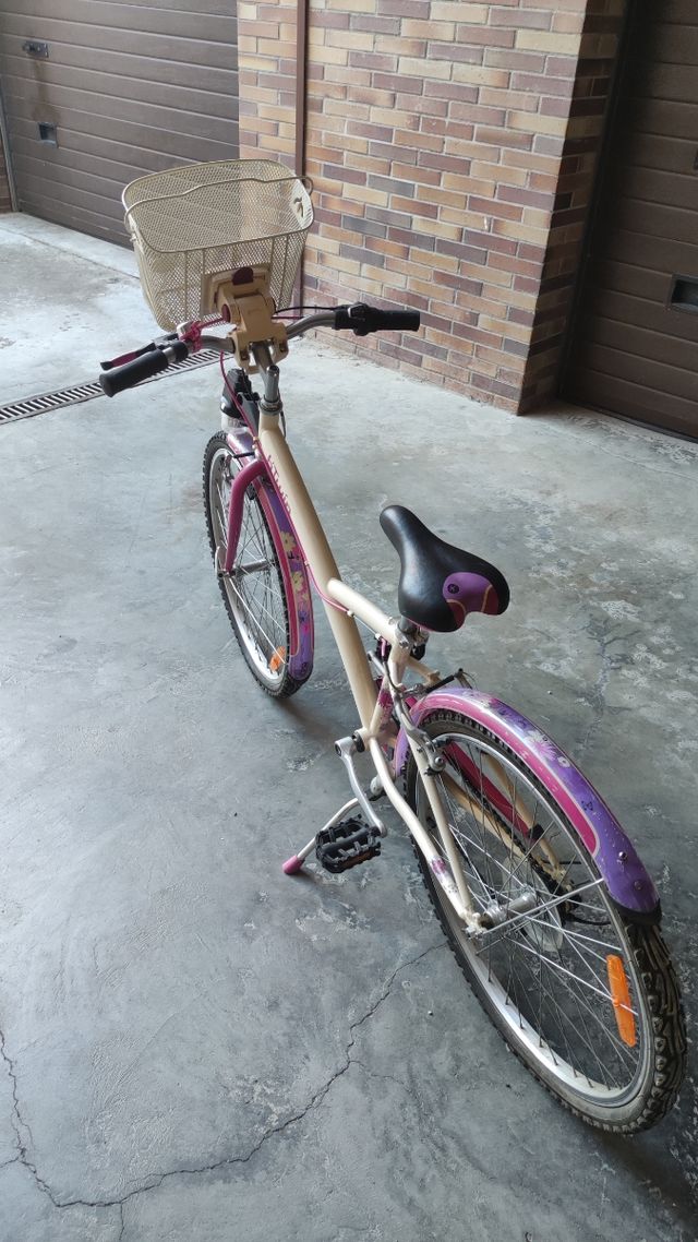 Bicicleta infantil tamaño mediano rosa.