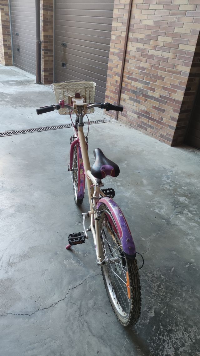 Bicicleta infantil tamaño mediano rosa.