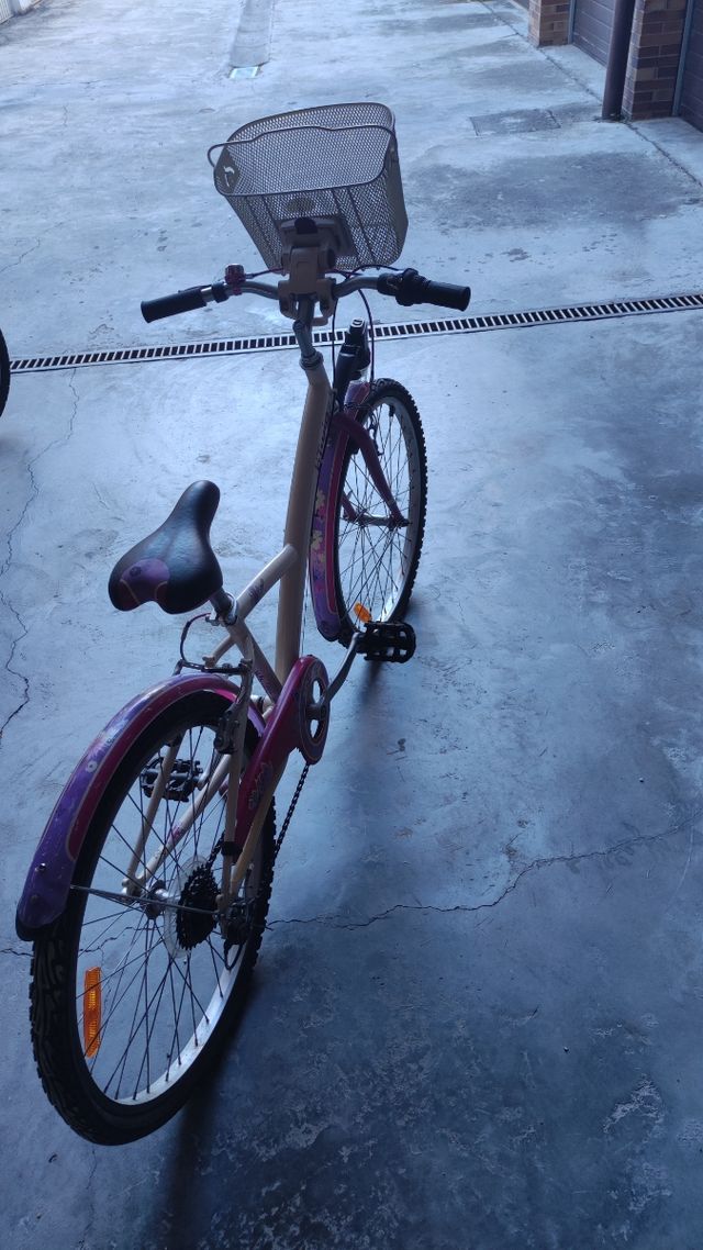 Bicicleta infantil tamaño mediano rosa.