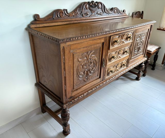 Trinchero antiguo de madera