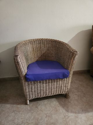 Sillón mimbre marrón con cojín morado