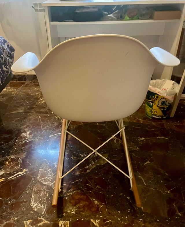 Silla mecedora blanca