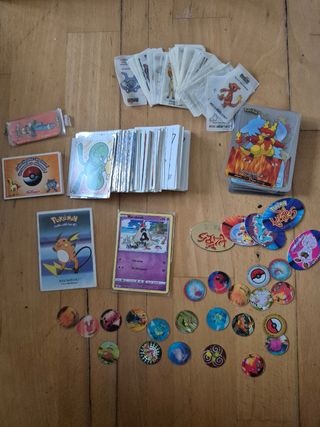 Lote de cartas y chapas Pokémon