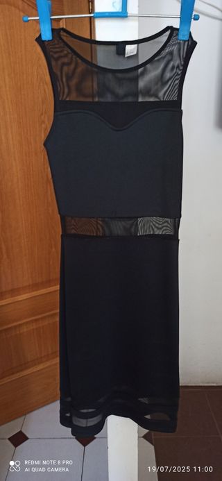 Vestido negro corto con transparencias