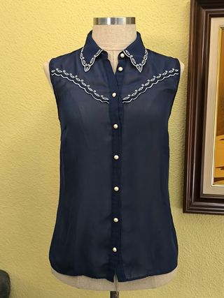 Blusa azul bordada
