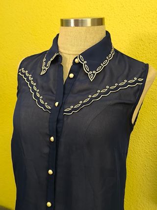 Blusa azul bordada