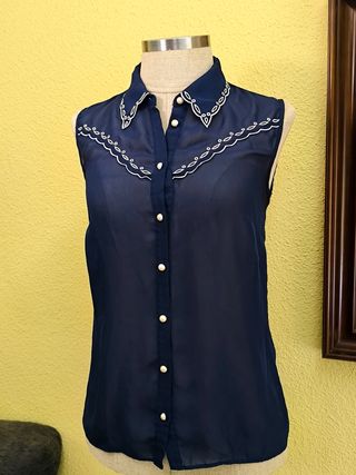 Blusa azul bordada