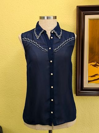 Blusa azul bordada