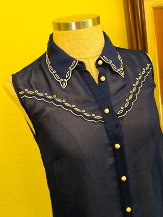 Blusa azul bordada