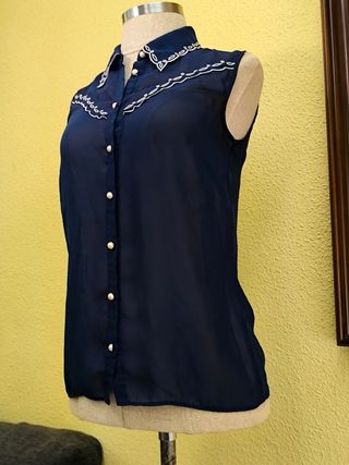 Blusa azul bordada