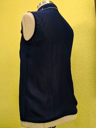 Blusa azul bordada