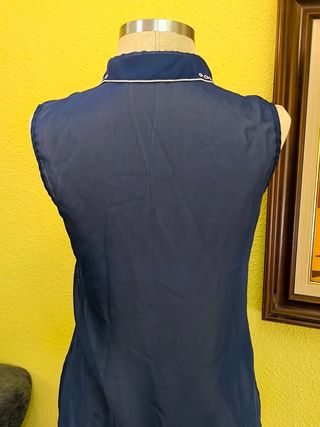 Blusa azul bordada
