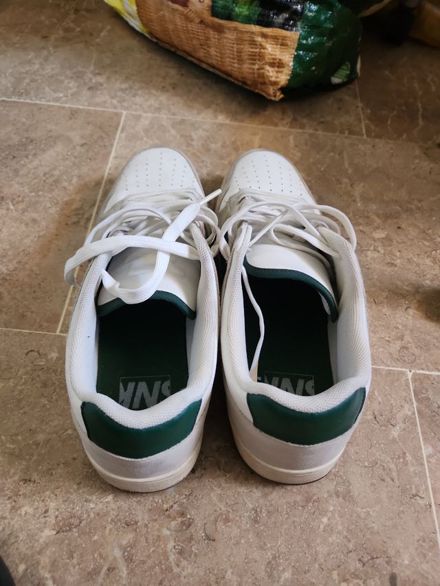 Zapatillas Deportivas Blancas y Verdes