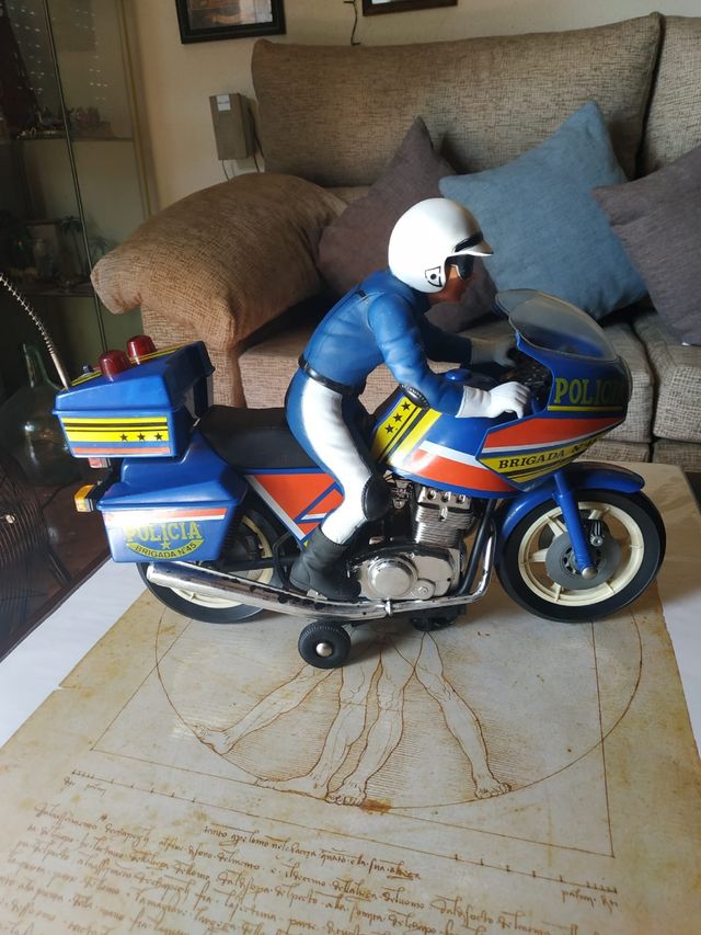 Giocattolo vintage ricco di motociclette della polizia
