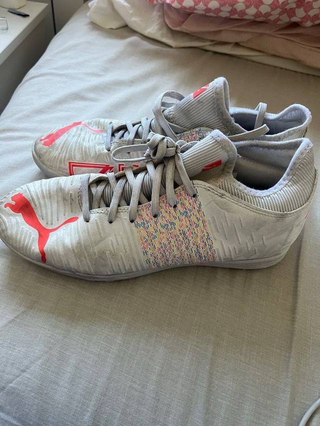 Botas fútbol Puma multitaco blancas y rojas