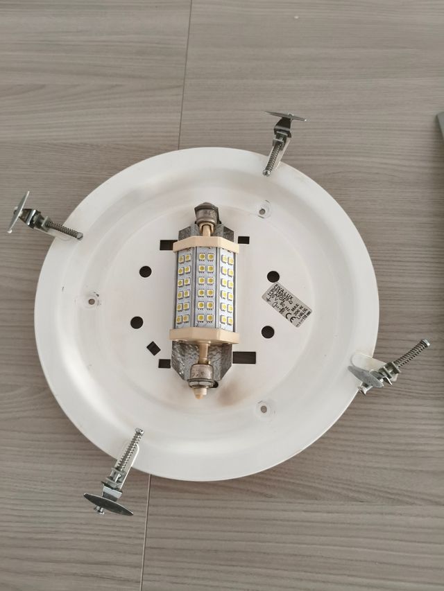 Plafón techo con bombilla LED moderna.