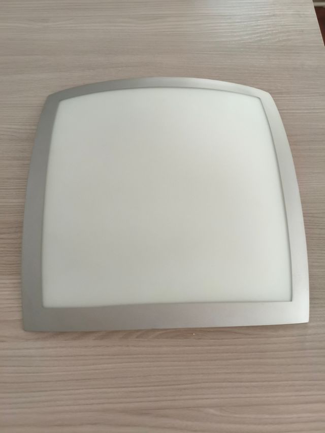 Plafón techo con bombilla LED moderna.