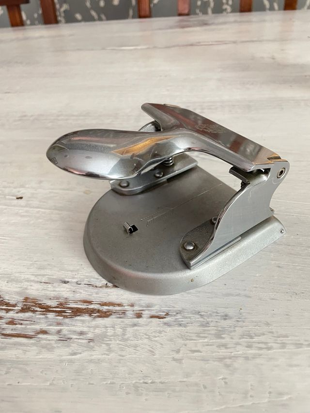 Perforadora vintage El Casco