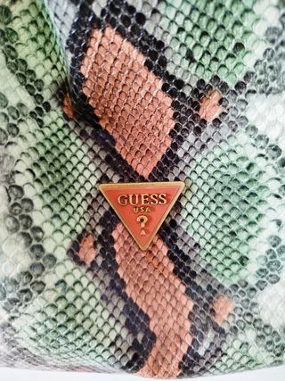 Bolso Guess pitón multicolor reversible grande 