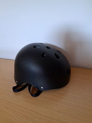 Casco de patinete-skate talla M ajustable.