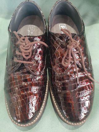 Zapatos mujer piel cocodrilo marrón