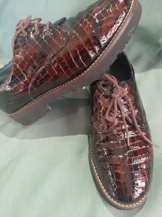 Zapatos mujer piel cocodrilo marrón