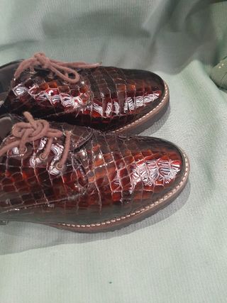 Zapatos mujer piel cocodrilo marrón