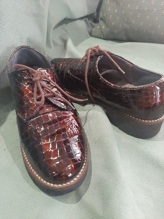 Zapatos mujer piel cocodrilo marrón