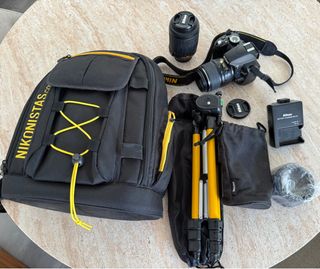 Nikon D3100 + 2 objetivos, trípode y mochila