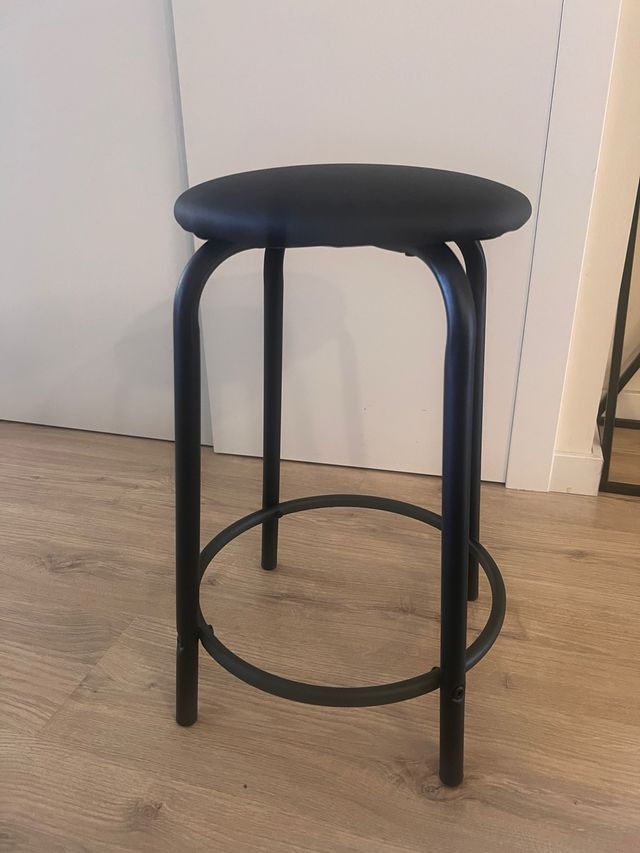 Taburete negro acolchado. Nuevo a estrenar