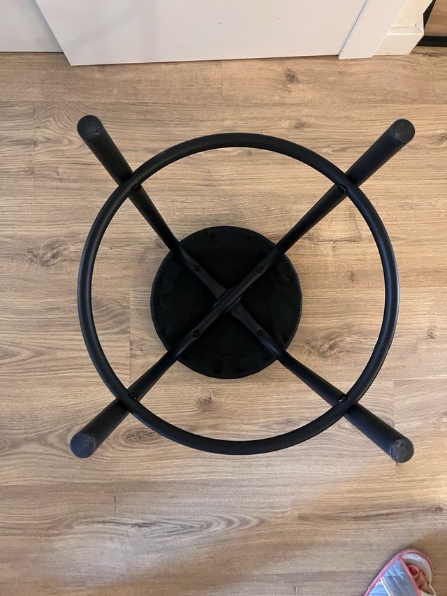 Taburete negro acolchado. Nuevo a estrenar