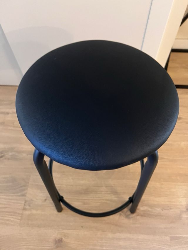 Taburete negro acolchado. Nuevo a estrenar