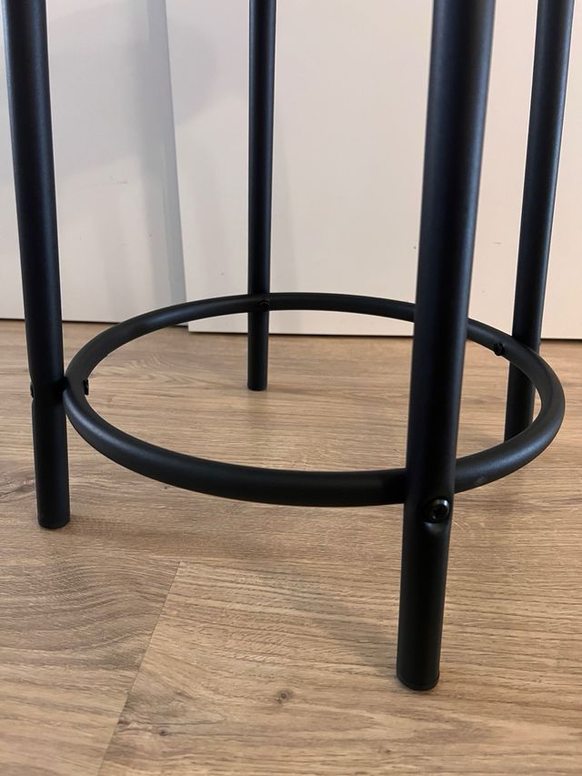 Taburete negro acolchado. Nuevo a estrenar