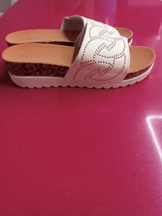 Zuecos Inside blancos y dorados