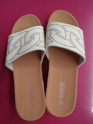 Zuecos Inside blancos y dorados