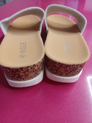 Zuecos Inside blancos y dorados