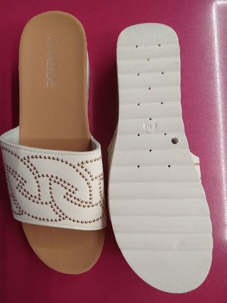 Zuecos Inside blancos y dorados