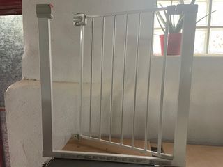 Barrera seguridad bebé blanca