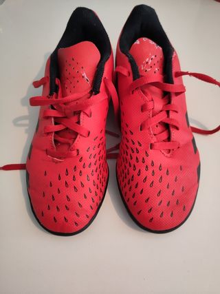 Botas Adidas niño, rojas, talla 34.