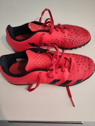 Botas Adidas niño, rojas, talla 34.