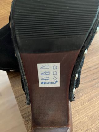 Zuecos negros SUPERGA tacón