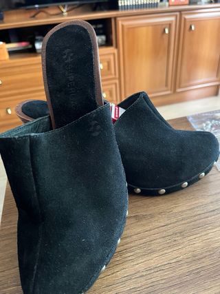 Zuecos negros SUPERGA tacón