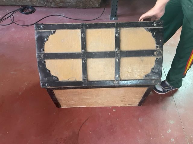 Baúl antiguo de madera y metal