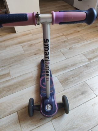 Patinete infantil con casco