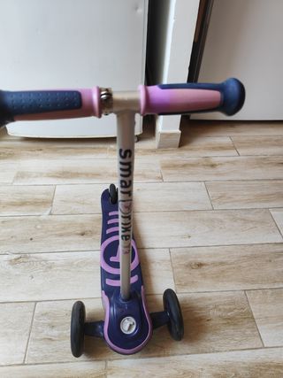 Patinete infantil con casco