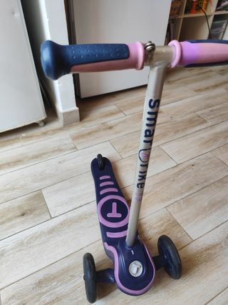 Patinete infantil con casco